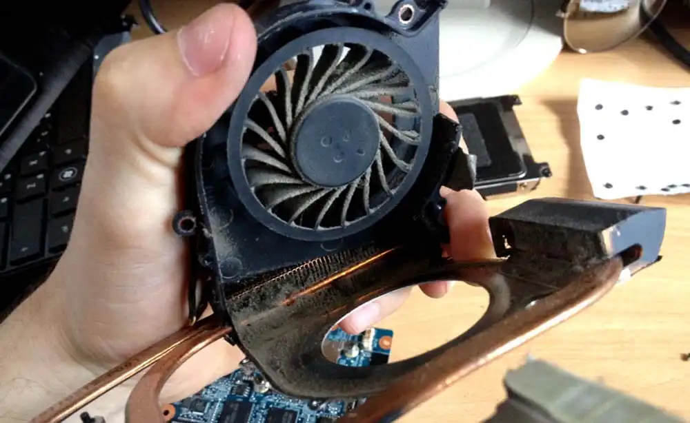 Чистка ноутбука HP от пыли в Зеленодольске | Замена термопасты